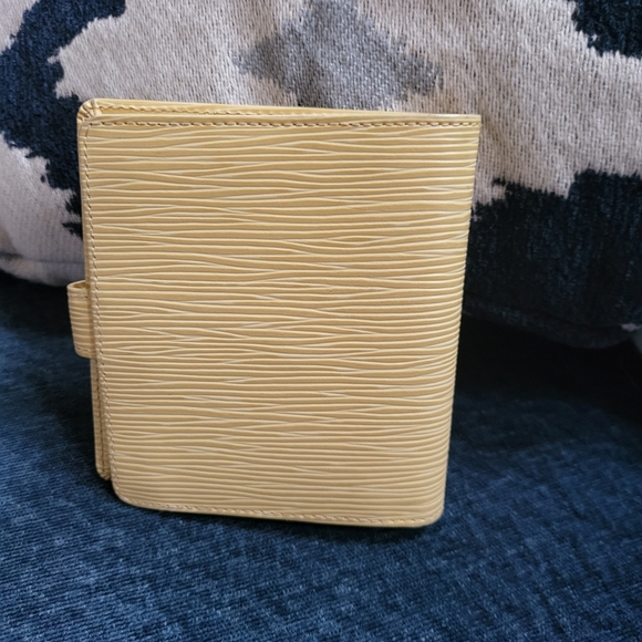 Louis Vuitton Epi Leather Porte Billets Bifold Wallet in Vanilla - Picture 3 of 16